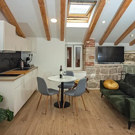 Maki Stone House - Parking On Request !