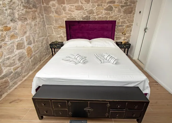 Maki Stone House - Parking On Request !