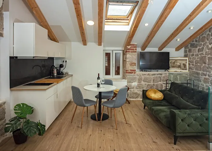 Maki Stone House - Parking On Request !