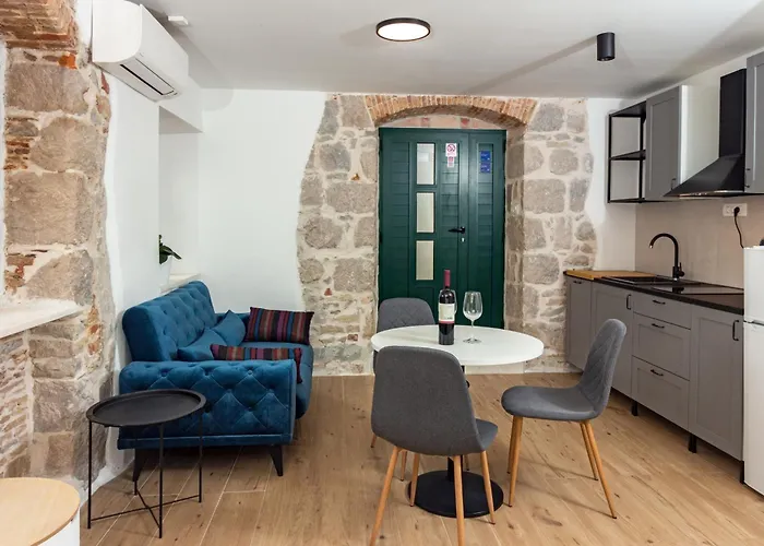 Maki Stone House - Parking On Request !