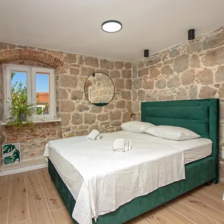 Maki Stone House - Parking On Request ! Split