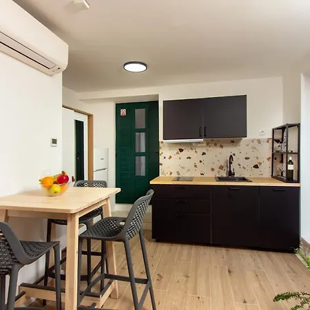 Maki Stone House - Parking On Request ! *