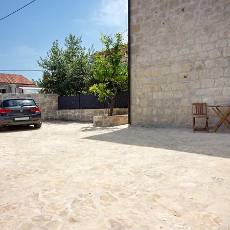 Maki Stone House - Parking On Request !