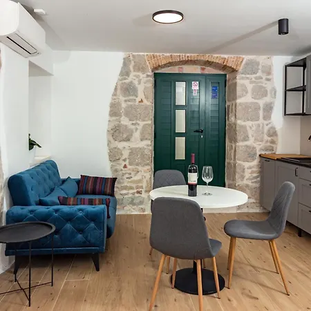 Maki Stone House - Parking On Request !