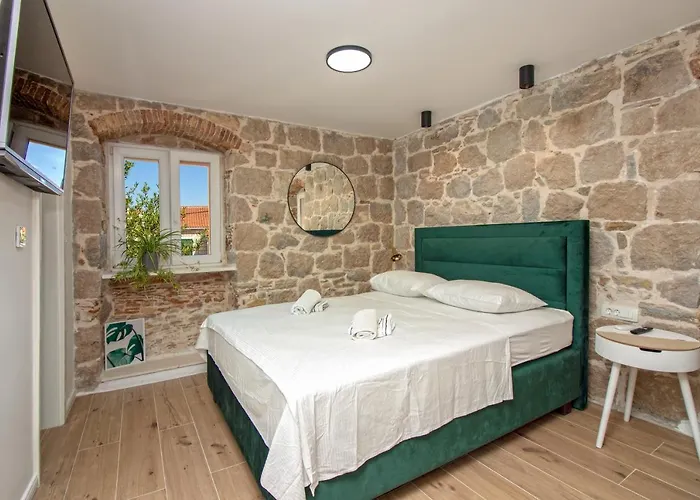 Maki Stone House - Parking On Request ! Split