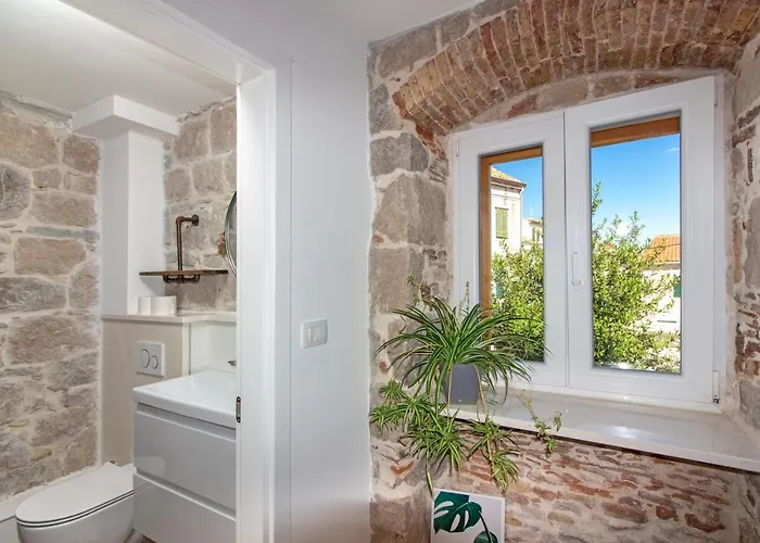 Maki Stone House - Parking On Request ! *