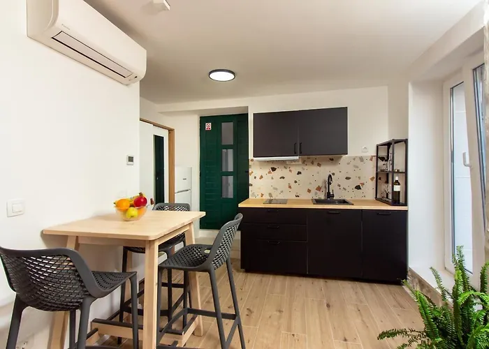 Maki Stone House - Parking On Request ! *