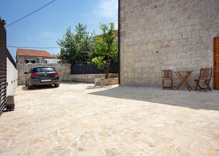 Maki Stone House - Parking On Request !