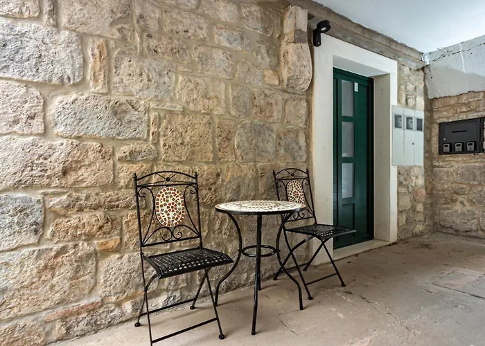 Maki Stone House - Parking On Request ! *