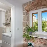 Maki Stone House - Parking On Request ! *
