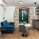 Maki Stone House - Parking On Request !